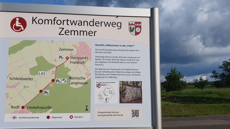 A large information board on the comfort hiking trail between Zemmer and Rodt