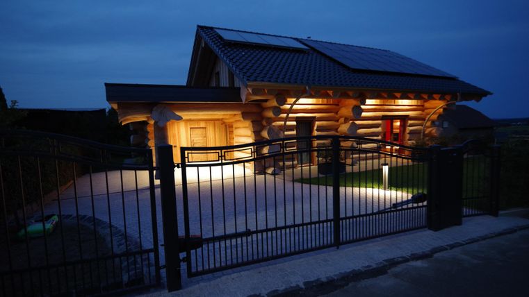 Entrée et carport de nuit.