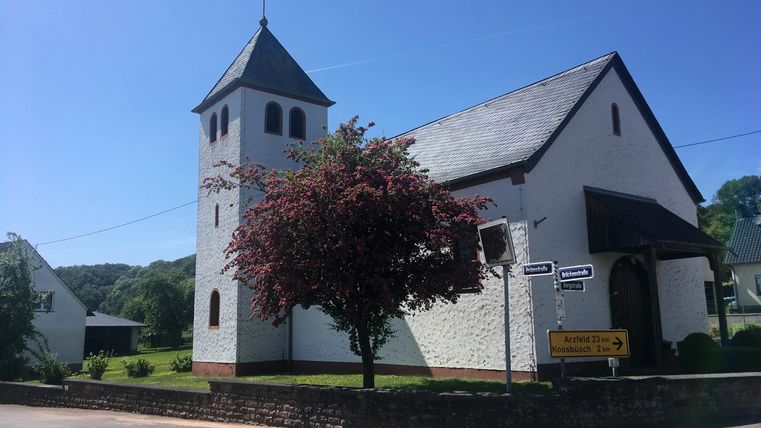 Église Saint-Marc et Saint-Jean à Wiersdorf par une journée ensoleillée.