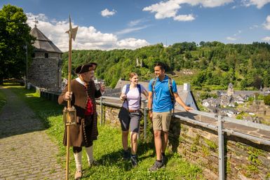 Ein Mann ist verkleidet als Nachtwächter und macht eine Stadtführung