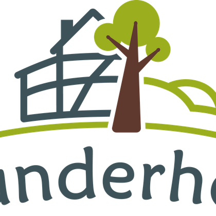 Un logo simple et moderne avec un plan de construction stylisé et un arbre. Le texte "Pünderhof" se trouve au premier plan.