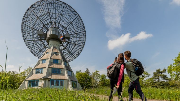 Two people photographing the Stockert astropeiler in the Eifel.