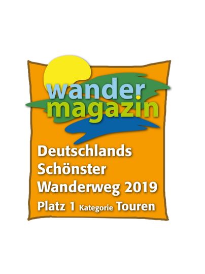 Logo van Duitslands mooiste wandelroute 2019 met geeloranje achtergrond en witte letters.