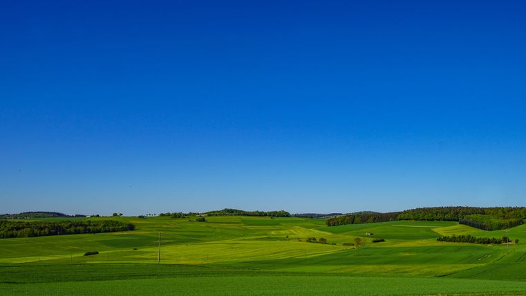 Grüne Felder und Blauer Himmel bei Herresbach