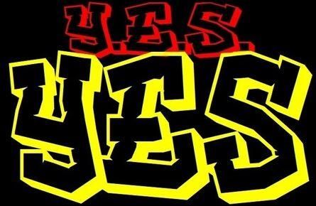 Ein grafisches Design mit dem Wort "YES" in auffälligen, bunten Buchstaben. Die Farben sind Gelb, Rot und Schwarz.