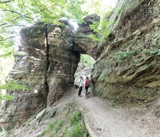 kurioser-fels-das-hindenburgtor-bei-nideggen, © Eifel-Tourismus GmbH, AR-shapefruit AG