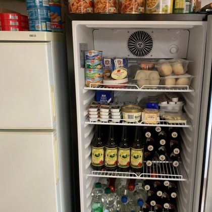 Ein Kühlschrank mit Lebensmitteln und Getränken.