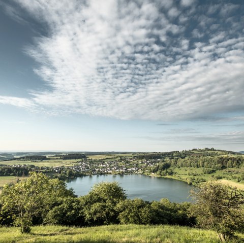 Vue sur le Schalkenmehrener Maar, © Eifel Tourismus GmbH, D. Ketz