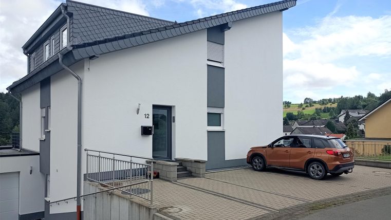Ferienwohnungen Michael DG, Karin EG, Charly UG, Parkplätze vor dem Haus