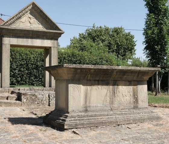 Monument de consécration pour Mars Intarabus à Ernzen, © Felsenland Südeifel Tourismus GmbH