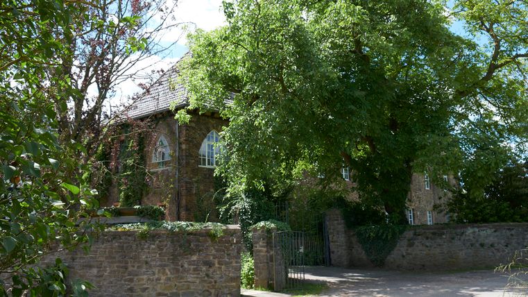 Entrée du monastère derrière les arbres