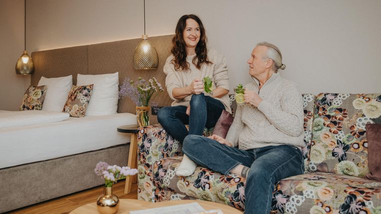 Deluxe Zimmer mit Paar auf dem Sofa