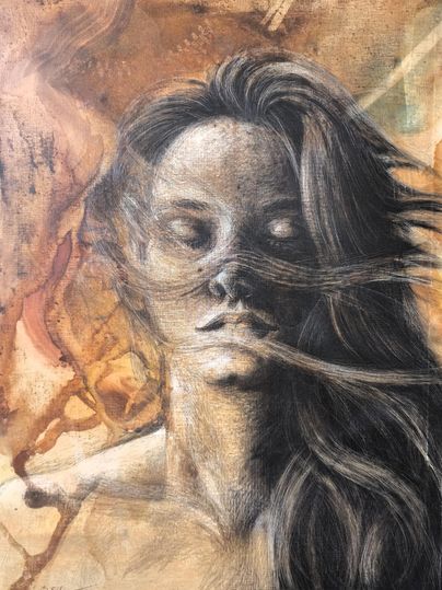 Ein künstlerisches Porträt einer Frau mit langen Haaren, das emotionale Tiefe vermittelt. Die Hintergrundfarben sind erdig und tragen zur dramatischen Wirkung des Bildes bei.