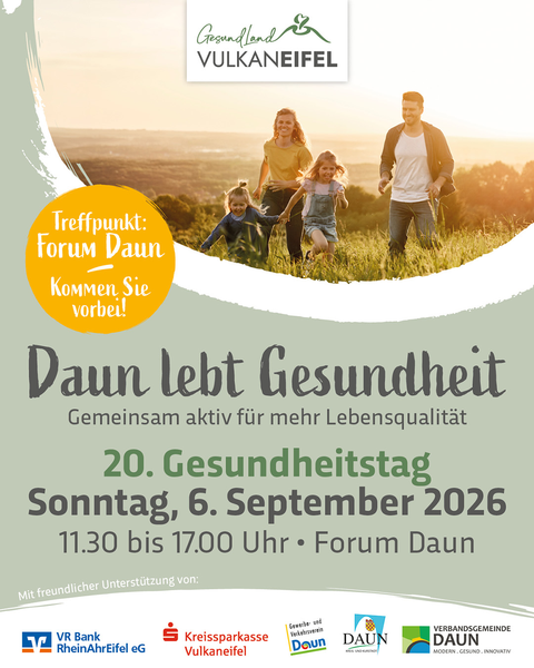 Un groupe de personnes joyeuses se promène dans la forêt. Le texte annonce le 19ème Jour de la Santé à Daun.