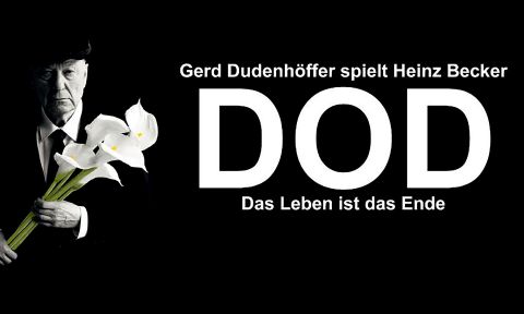 Ein Mann in einem Anzug hält weiße Lilien und blickt ernst. Im Hintergrund steht der Text "DOD - Das Leben ist das Ende".