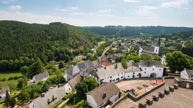 Vue depuis la tour du château de Reifferscheid sur le village et le paysage environnant.
