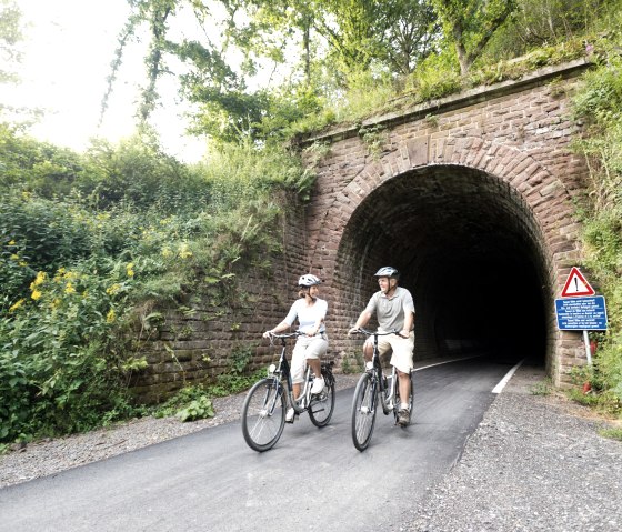Tunnel crossing during the cycle tour on the Vennbahn (near Lommersweiler), © vennbahn.eu