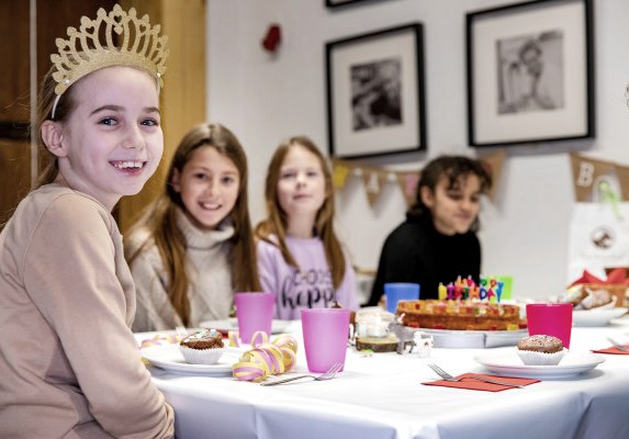 Jarig kind op een kinderfeestje in het Vulkanhof