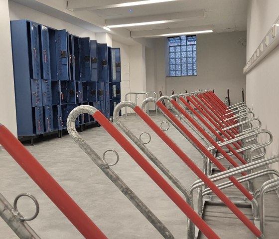 Fahrradständer und Spinde im Fahrradparkhaus, © Tourist-Information Wittlich Stadt & Land
