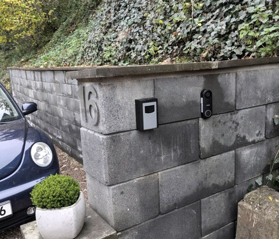 Klingel mit Kamera und Verbindung zur Anmeldung