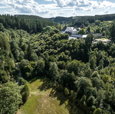 Le monastère de Reichenstein vu de loin, © Eifel Tourismus GmbH, Dennis Stratmann