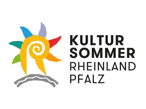 Een kleurrijk logo voor de CultuZomer Rijnland-Palts. Het toont een gestileerde zon met kleurrijke stralen en de tekst ernaast.