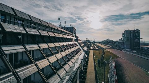 Balcony preview with a view of the legendary racetrack.