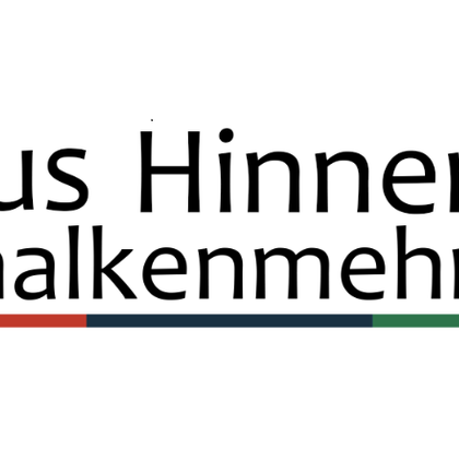 Een logo met de tekst "Haus Hinneres Schalkenmehren" in verschillende lettertypen. Daaronder zijn gekleurde balken in rood, blauw en groen te zien.