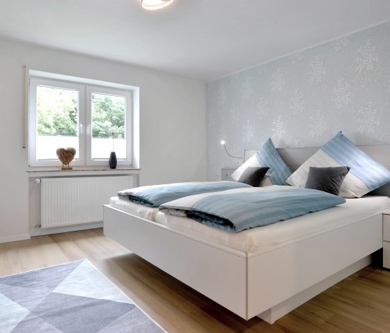 Schlafzimmer Ferienwohnung 1, © Christoph Gerhartz/Kleine Eifel Auszeit