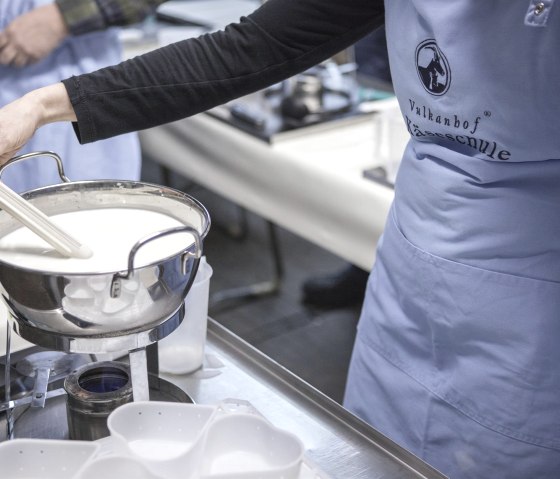 Contrôle de la température du lait à l'école du fromage