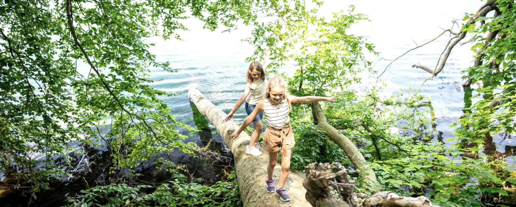 Hiking fun on the shores of Lake Laach, © Eifel Tourismus GmbH, Dominik Ketz