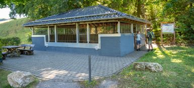 Römische Brunnenstube bei Kallmuth mit Wanderern.