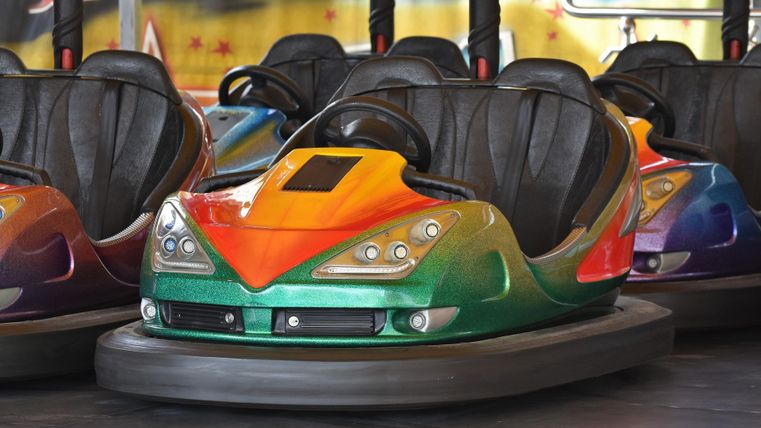 Bumper Cars in bunten Farben stehen bereit für Spaß. Die Plätze sind komfortabel und die Stimmung ist aufregend.