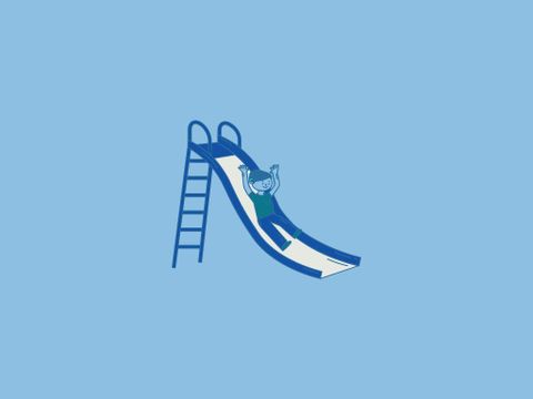 Un enfant glisse joyeusement sur un toboggan. L'arrière-plan est bleu ciel.