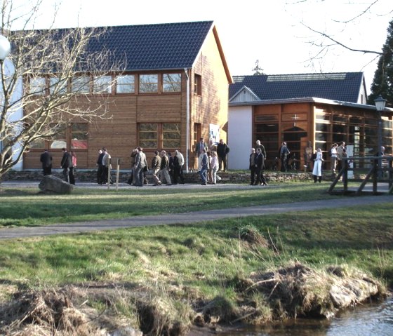 Wood Competence CenterViewWithPeople, © Nordeifel Tourismus GmbH & Jugendgästehaus Nettersheim