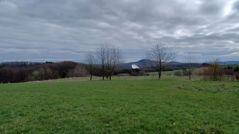 Paysage avec le radiotélescope d'Effelsberg en arrière-plan.