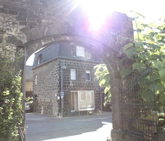 Vue arrière de la porte du château de Nickenich, © VG Pellenz/Manea