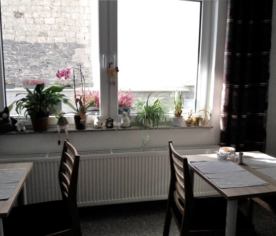 Eerste paasdecoraties in de ontbijtzaal