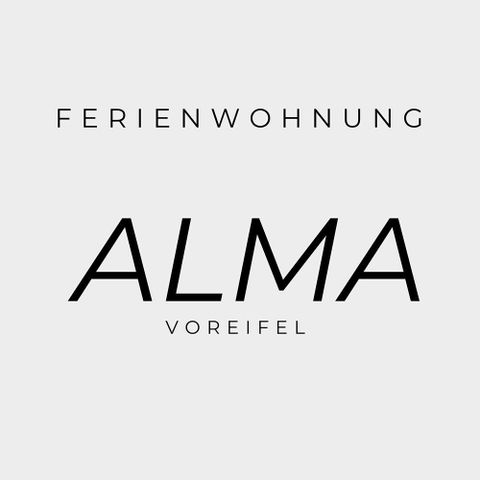 De afbeelding toont het logo van een vakantiehuis met de naam "Alma" in Voreifel. De achtergrond is eenvoudig en in neutrale kleuren gehouden.