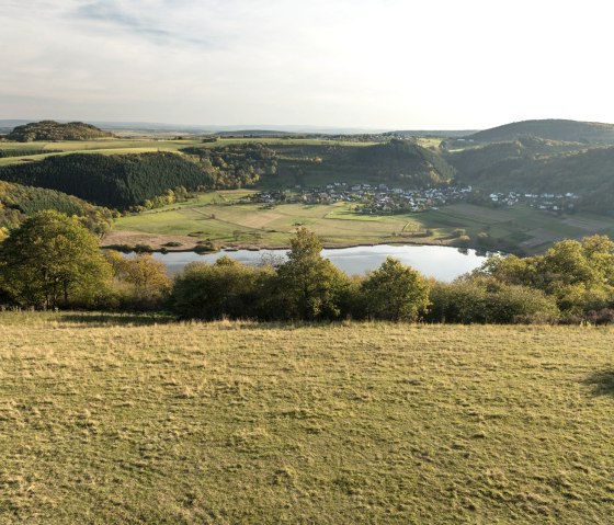 Randonnée sur le sentier VulkaMaar : Vue sur le Meerfelder Maar, © Eifel Tourismus GmbH - D. Ketz