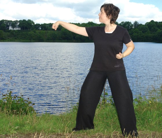 Qigong "Eine Faust schließen", © © Alexandra Thelen