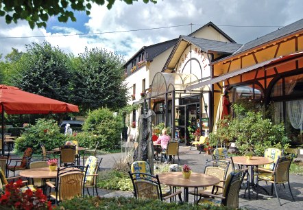 Sunny terrace/garden in front of the Hotel HANSA, © A. Rüber/HotelHANSAMendig