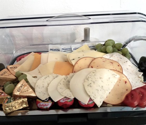 Gekoelde vitrine met kaasplank
