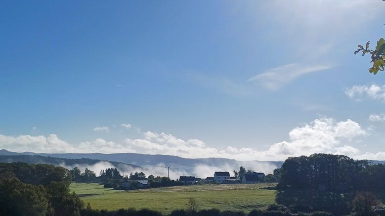 Senscheid liegt auf circa 500 Höhenmeter und bietet wundervolle Rundumblicke auf die Eifellandschaft.