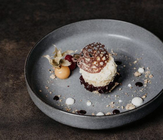 Huisgemaakte amandelmousse op een bedje van kersen © Boutiq
