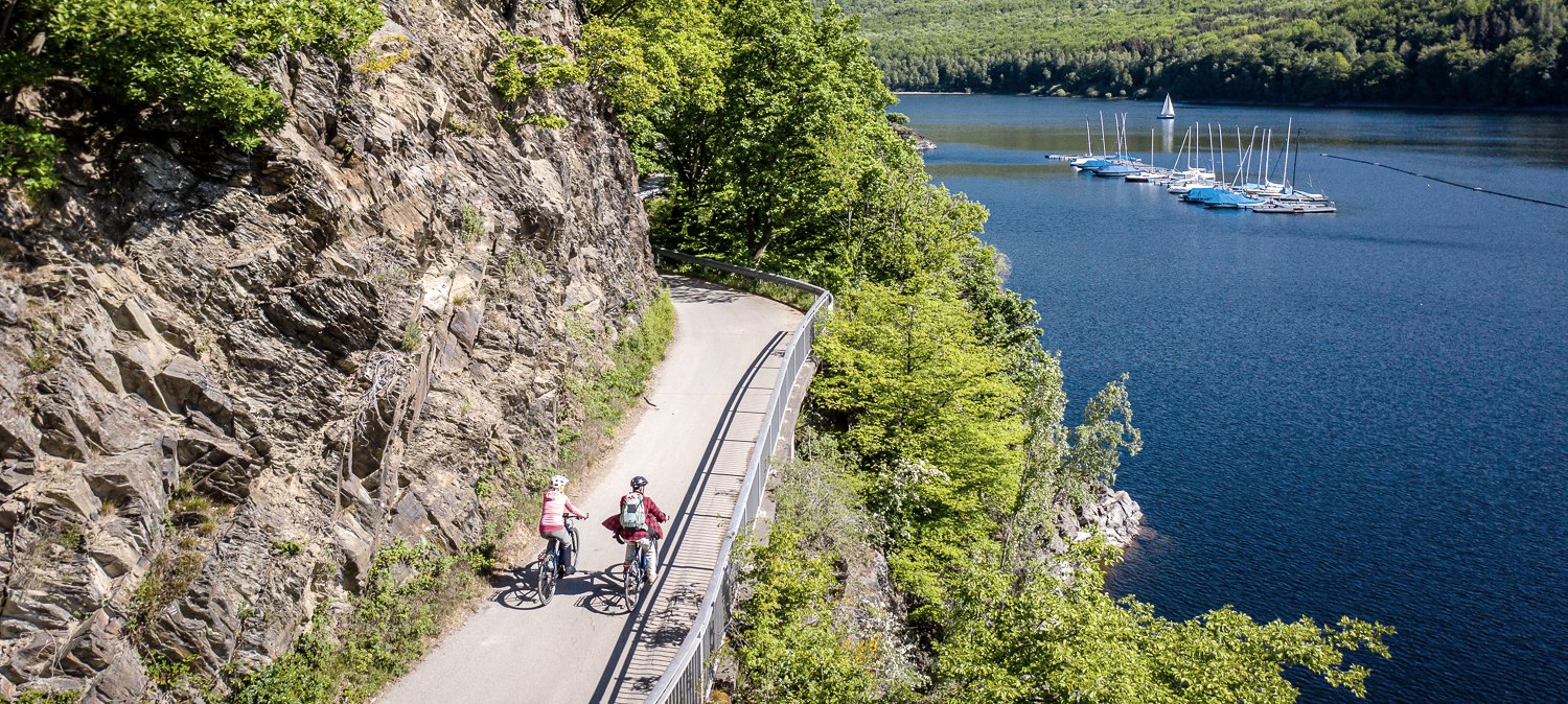 Sur la piste cyclable des rives de la Rur entre Woffelsbach & Eschauel, © grünemtropole e.V. - Dennis Stratmann