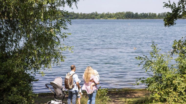 Family on the lakeshore in Seepark Zülpich.