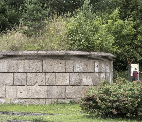 Burial tumulus with hikers, © Kappest/Vulkanregion Laacher See