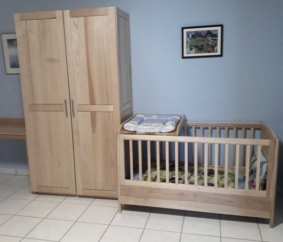 Kinderbett mit abnehmbarer Wickelauflage
