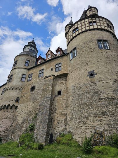 Het indrukwekkende kasteel Bürresheim met torens en historische ramen is nooit verwoest. Het werd bewoond tot 1938 en is, naast de burcht Eltz, een uniek getuigenis van de Rijnlandse adelskultur.